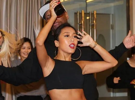 吉克隽逸走光大曝光  彩色的黑诠释 新时尚