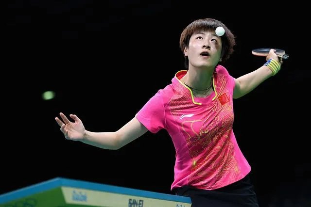 为什么丁宁的下蹲式发球这么厉害?