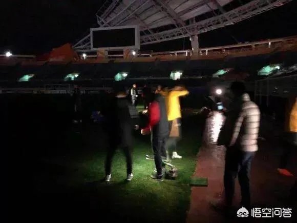 如何看待广州恒大训练中济州联半途关灯，手机照明中进行？