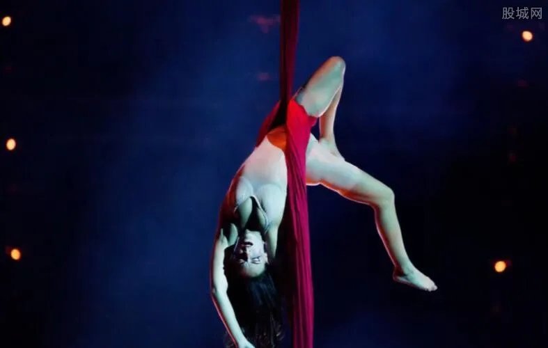 美国女子表演杂技 创意摄影展现女性身体力量之美