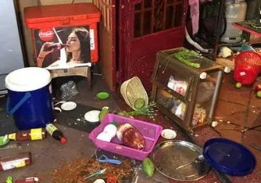 女子深夜陪2男吃饭，老公出现暴打三人，如果是你老婆，你会这样吗？