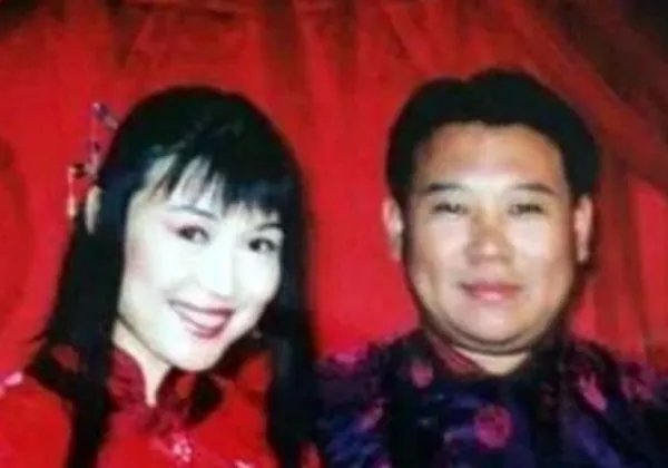 与最穷郭德纲离婚，丢弃郭麒麟远走国外，胡中惠如今怎样了？