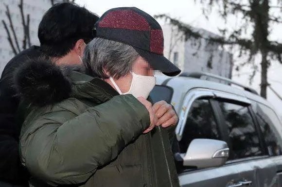 素媛案罪犯赵斗淳出狱回家画面曝光,为何他的手里一直握一个橘子?