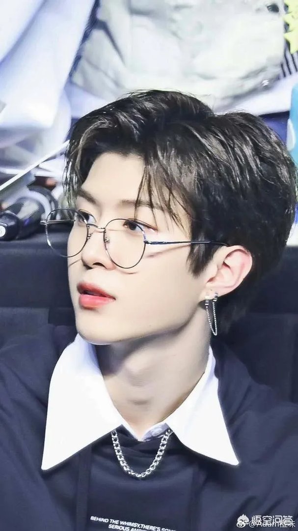 如何看待范丞丞当众叫粉丝“老婆”的行为?