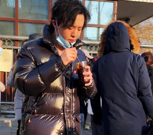 李云迪春晚彩排边走边吃辣酱，这到底是什么另类操作？