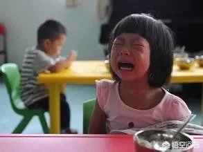 两岁半女童在幼儿园自己摔倒导致左臂骨折，校方有责任吗？