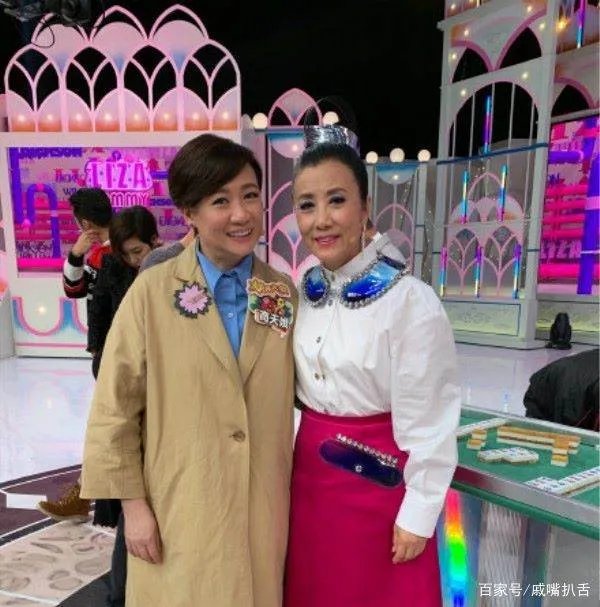 汪明荃在后台挽手老公合影，皮肤焉黄，她73岁的状态真实吗？