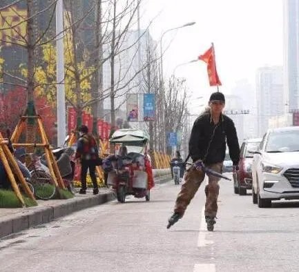 湖北小伙用19天滑行上千公里回家了吗？