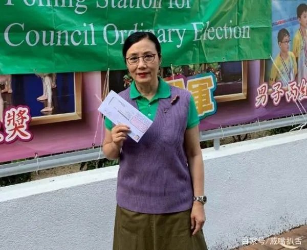 汪明荃在后台挽手老公合影，皮肤焉黄，她73岁的状态真实吗？