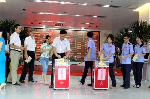 教体局通报号召学生捐压岁钱，这种做法是道德绑架吗？