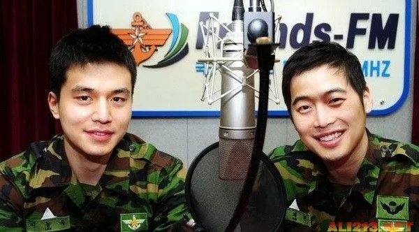 宋钟基军装照清瘦外型 韩星军装照大比拼