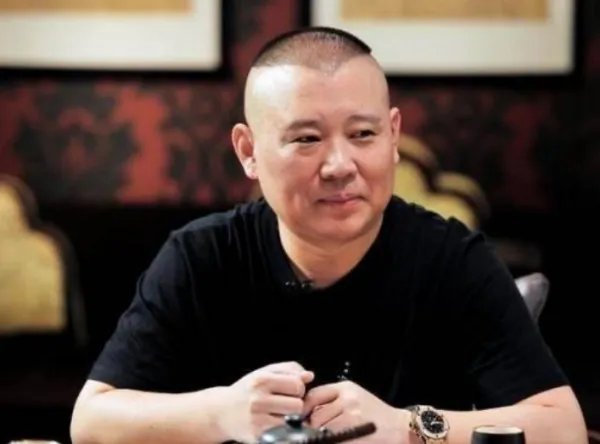 与最穷郭德纲离婚，丢弃郭麒麟远走国外，胡中惠如今怎样了？