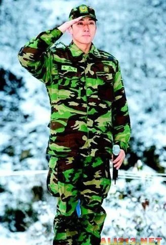 宋钟基军装照清瘦外型 韩星军装照大比拼