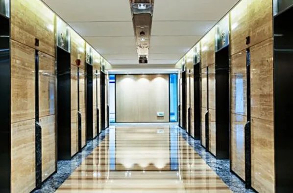 为什么在很多电梯里，都会放着一块镜子呢？