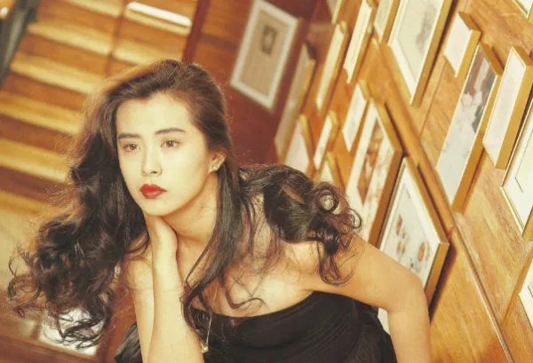 网友温哥华偶遇王祖贤遛狗，你感觉她现在的身材如何？