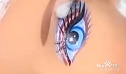 如何给芭比娃娃化妆？