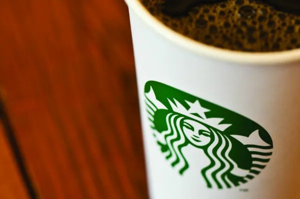 在选择星巴克的中、大、超大杯时，为何罗永浩要选择打自己的脸？