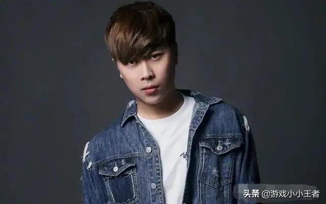 时隔一年多，昔日主播卢本伟正式复出，微博再发动态，竟被百万人转载，对此你怎么看？