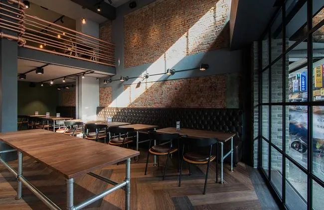 用红砖、钢管打造帅气咖啡厅