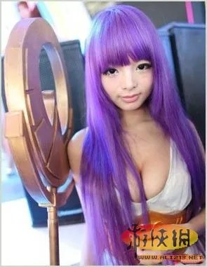 雅典娜歪歪CJ现场再现！ 展台上演维密内衣秀