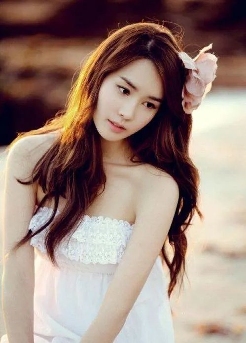 女名星露出姨妈纸巾走光图片