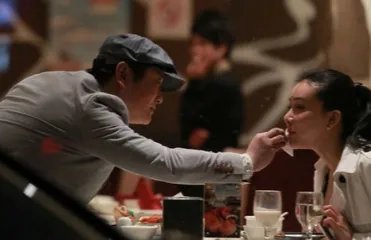 女子深夜陪2男吃饭，老公出现暴打三人，如果是你老婆，你会这样吗？