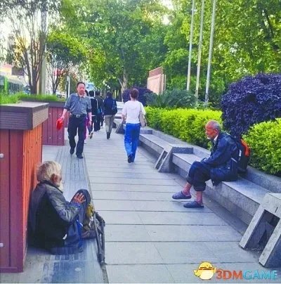 新老乞丐交流骗人经验：找年轻女孩 别碰中年人