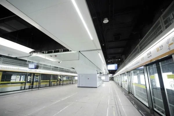 长沙一女孩不慎掉入高铁站台缝隙,地铁站需要承担相应责任吗?