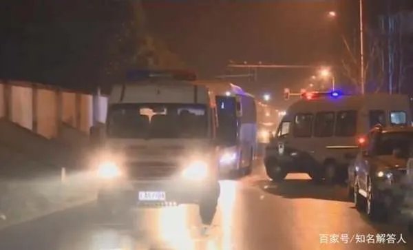 男子科目二考试，上车后马上提示不合格，考官：你坐副驾驶干什么？