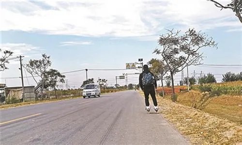 湖北小伙用19天滑行上千公里回家了吗？