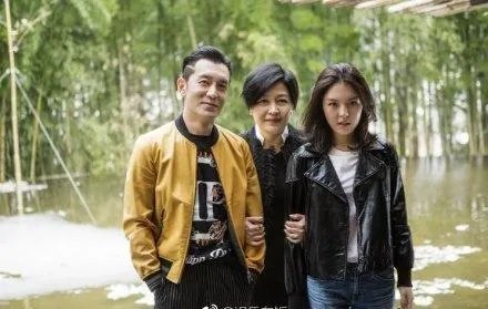 李咏17岁女儿晒美照，频频秀好身材，你心动了吗？