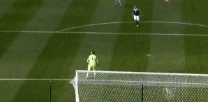 足球比赛历史上，有没有出现过门将破门的情况？