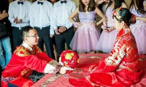 婚礼搞怪十问十答有哪些 伴娘堵门说啥不尴尬呢