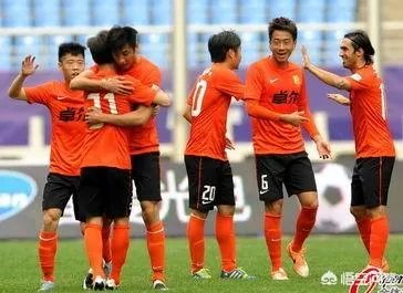 武汉卓尔的童晓星踢球经历和特点是什么？