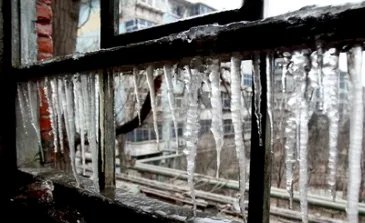 哈尔滨一小区成冰帘洞，你如何看待这一现象？