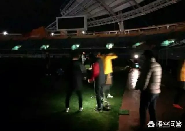如何看待广州恒大训练中济州联半途关灯，手机照明中进行？