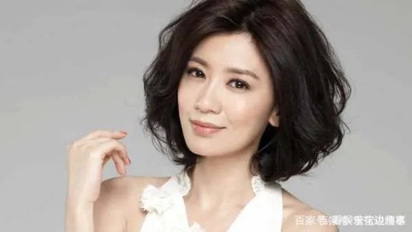 贾静雯带娃过周末，波妞熊抱羊驼超大胆，门牙脱落笑容很喜感，你怎么看？