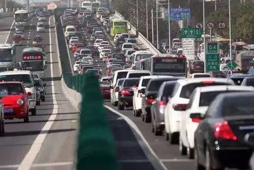 全国今日高速将迎拥堵高峰,出行选择哪种方式最为合理?