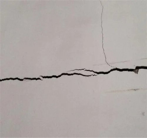 墙上有裂缝怎么办