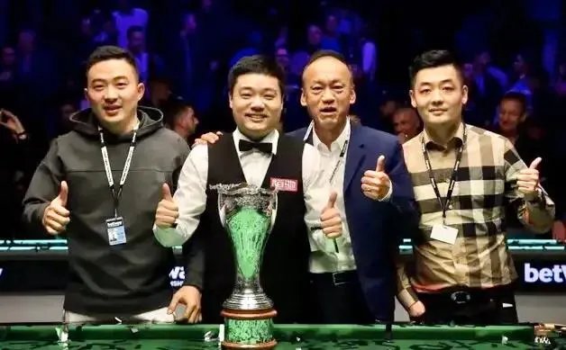 斯诺克选手有教练吗？为什么没看见过比赛现场教练在旁边呢？