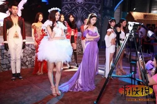 雅典娜歪歪CJ现场再现！ 展台上演维密内衣秀