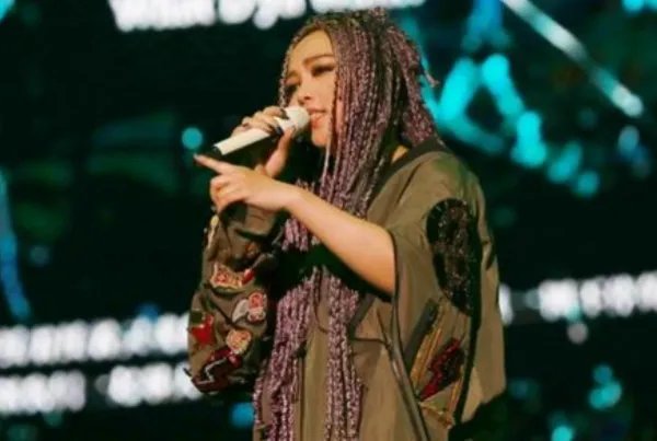 很想知道你近况我听人说不如你自己讲