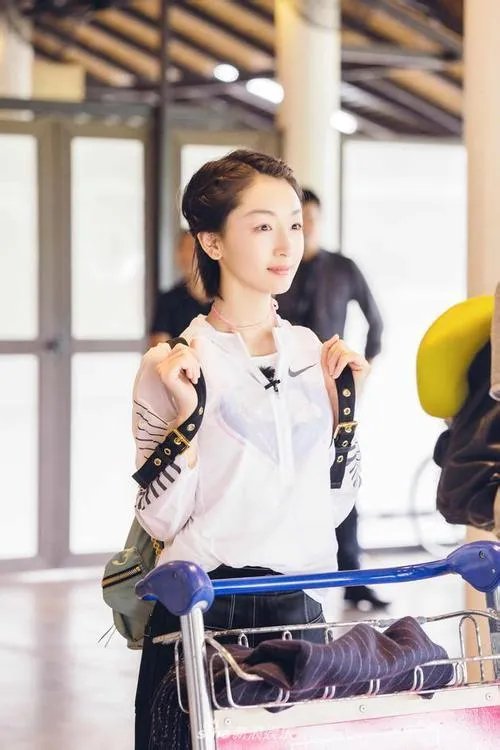 中餐厅里周冬雨走了吗？还回来吗？