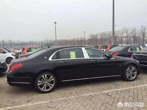 如何看待“一男子无牌驾车上路，被查出言“三百万的车也敢扣”这件事？