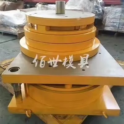 在不同工位上同时完成两道或两道以上冲压工序的磨具