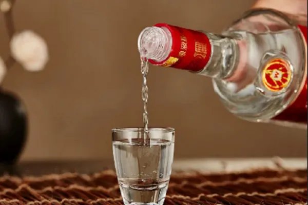 男子失恋喝1斤白酒吃18袋头孢，被民警发现后紧急送医，民警怎么发现的？