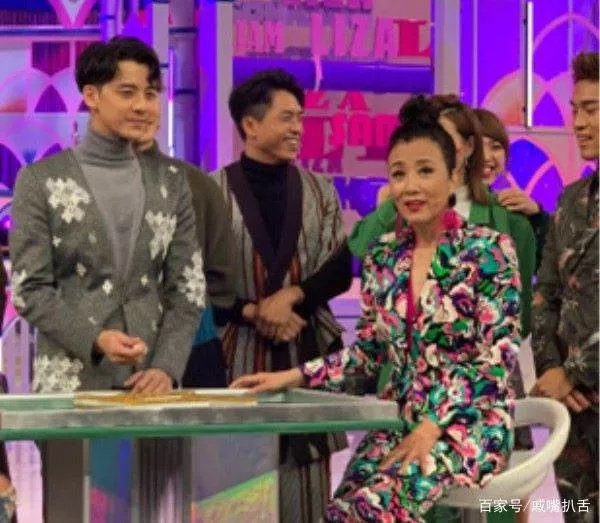 汪明荃在后台挽手老公合影，皮肤焉黄，她73岁的状态真实吗？