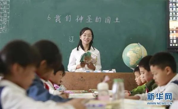 妻子雨中吃面丈夫打伞等待，这样的暖心事你还见过哪些？