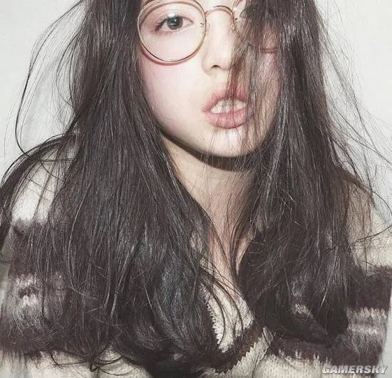 笑容甜美惹人爱 13岁日法混血模特萌照逆天了