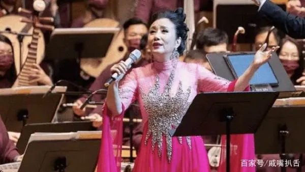 汪明荃在后台挽手老公合影，皮肤焉黄，她73岁的状态真实吗？